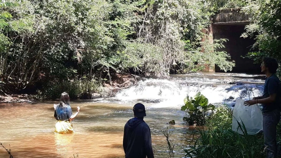 A Sanepar, o Grupo Amigos dos Rios e a Secretaria Municipal de Meio Ambiente de Cascavel farão o repovoamento dos rios Cascavel e Saltinho nesta quarta-feira (24), Dia do Rio. As ações comemorativas preveem o lançamento de sete mil peixes das espécies jundiá e lambari, nativas da bacia do Rio Iguaçu, da qual fazem parte os rios que abastecem Cascavel.  - Cascavel, 22/11/2021 - Foto: Sanepar