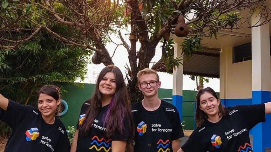 Estudantes de Toledo são finalistas do prêmio "Respostas para o Amanhã" - Aplicação dos extratos vegetais na pré-colheita e do biofilme no pós-colheita - Gabrieli Monique Campos, Maria Eduarda Belotto, Alisson Rodrigo Klauck e Laís Furlanetto Bilert, do 1º ano do Ensino Médio do Colégio Estadual Jardim Porto Alegre. 
 - Toledo, 11/11/2021 - Foto: Alunos do Ensino Médio do Colégio Estadual Jardim Porto Alegre/Toledo Paraná