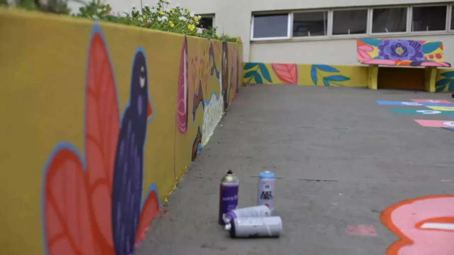 A pediatria do Hospital Universitário do Oeste do Paraná (Huop) ganhou mais cor nesta terça-feira (09). Crianças e adolescentes internados no hospital tiveram a oportunidade de colocar a mão na massa durante a oficina de graffite na unidade. Com pincel e tinta na mão, a expectativa foi deixar o espaço renovado, e ainda ter o contato com uma experiência única. - Cascavel, 10/121/2021 - Foto: UNIOESTE