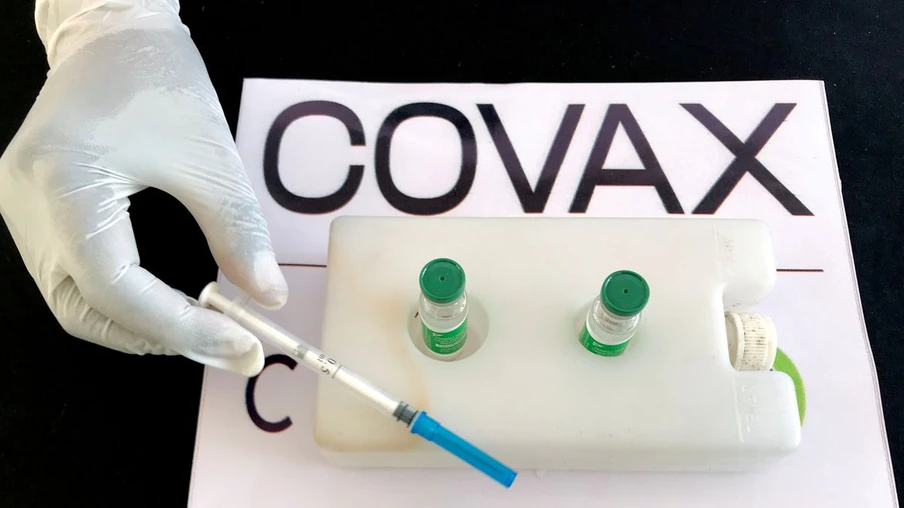 FILE PHOTO: A nurse prepares to administer the AstraZeneca/Oxford vaccine under the COVAX scheme against the coronavirus disease (COVID-19) at the Eka Kotebe General Hospital in Addis Ababa, Ethiopia March 13, 2021. REUTERS/Tiksa Negeri/File Photo