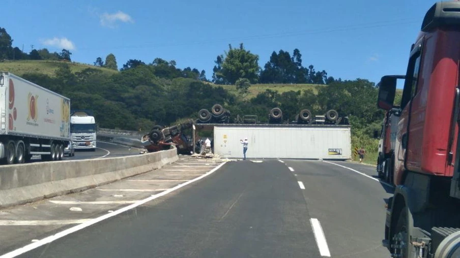 Caminhão tomba e interdita a Rodovia do Café