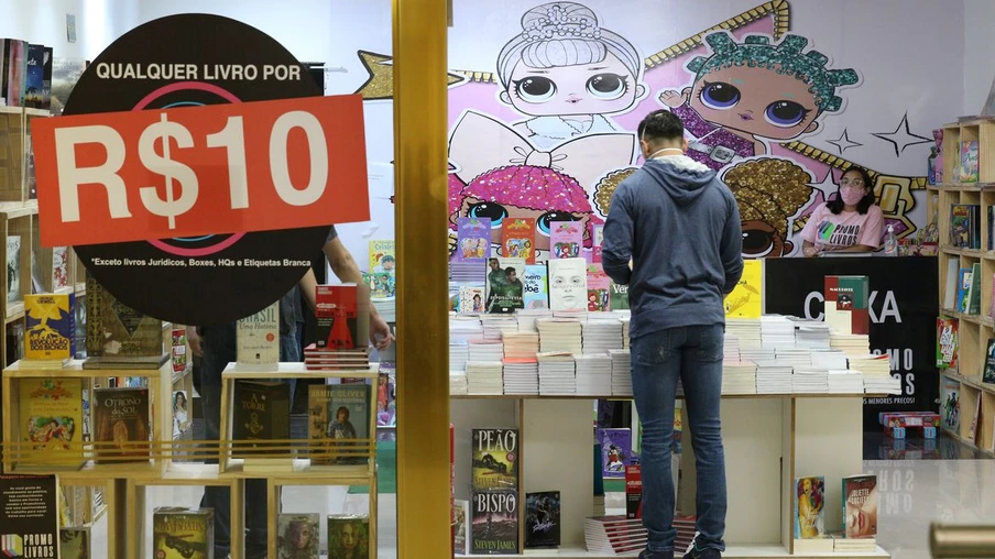 São Paulo - Lojas reabertas no Shopping Light após início da fase de transição do Plano São Paulo para combate à covid-19, que permite o funcionamento das lojas de shopping centers das 11h às 19h.