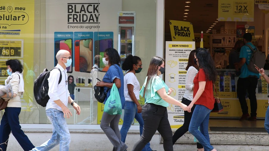 São Paulo - Movimento no comércio na semana do Black Friday em Pinheiros.