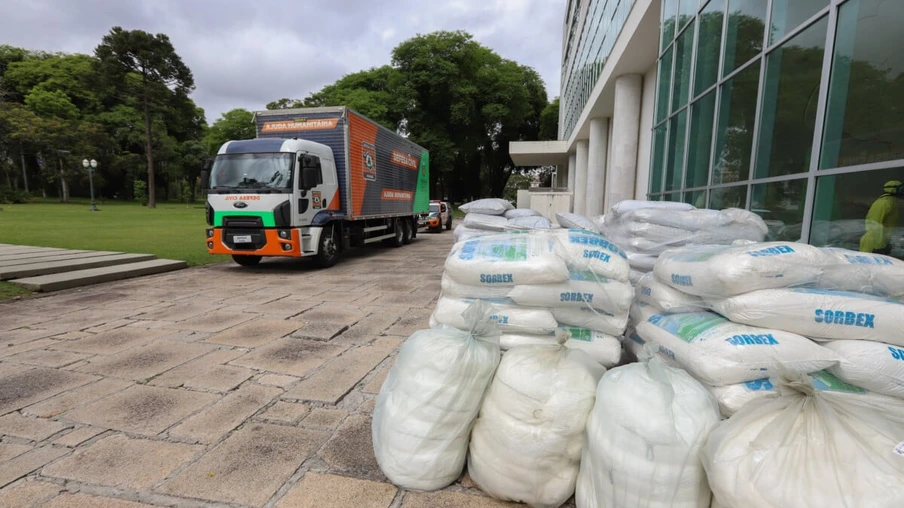 Solenidade de entrega de materiais para atendimento de emergencias para a Defesa Civil, na nesta sexta-feira (29), no Palacio Iguaçu em Curitiba.  Foto: Geraldo Bubniak/AEN