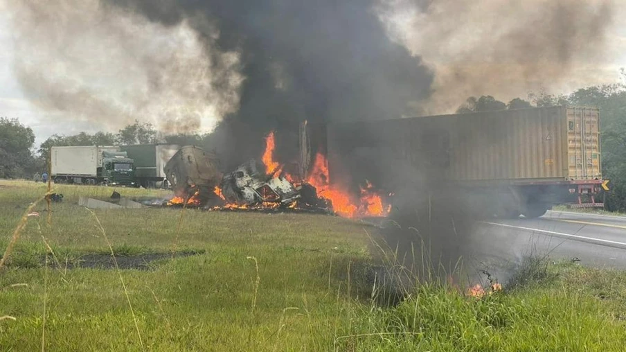 Novas imagens do acidente entre duas carretas na BR 277