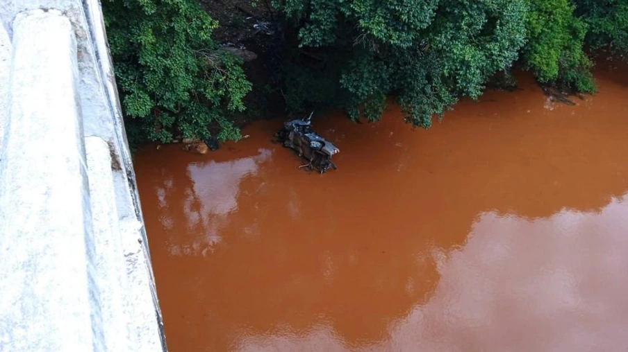 Ao desviar de caminhão tombado, Fiat Strada cai da ponte na PR-493