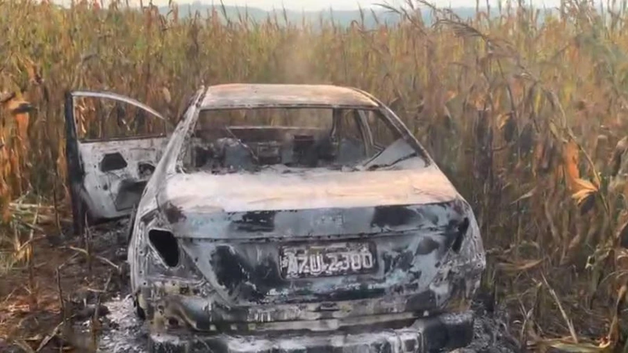 Corpo é encontrado no porta-malas de carro incendiado próximo a PR 486, em Cascavel