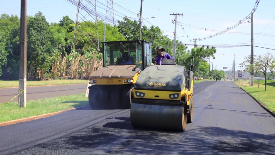 Avenida Garibaldi, na Vila A em Foz, recebe recapeamento asfáltico