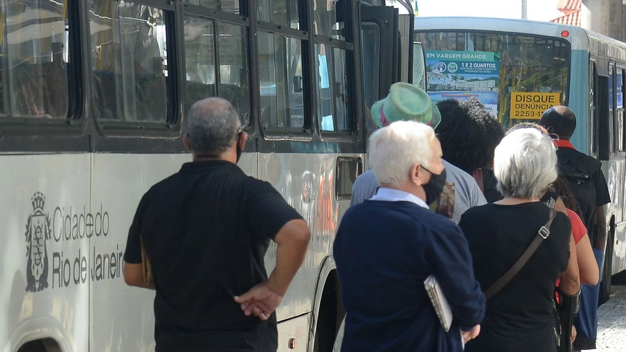 Pessoas esperam em ponto de ônibus no centro do Rio de Janeiro