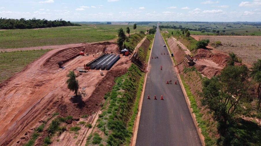 Um convênio entre Itaipu Binacional, Departamento Nacional de Infraestrutura de Transportes (DNIT) e Governo do Paraná vai garantir a execução das obras no trecho paranaense da BR-487, mais conhecida como Estrada Boiadeira. O trecho de 47 km liga os municípios Icaraíma (Porto Camargo) e Umuarama (Serra dos Dourados), no Noroeste do Paraná, e deve estar pronto até início de 2022. 19/11/2020 - Foto: Geraldo Bubniak/AEN