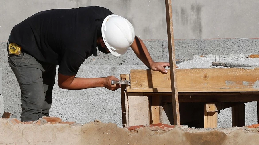 Rio de Janeiro - Trabalhadores da construção civil, operários reformam telhado de imóvel em obras no Centro do Rio. (Fernando Frazão/Agência Brasil)