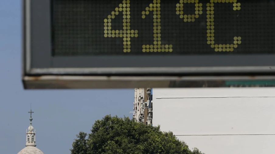 Na Avenida Presidente Vargas, com a igreja da Candelária ao fundo, termômetro registra onda de calor que atinge a cidade