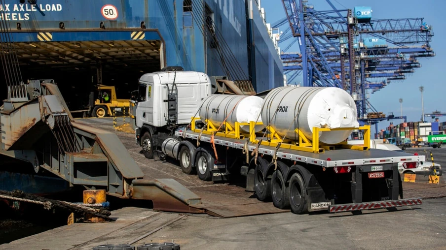 Peças para indústria de mineração são embarcadas no Porto de Paranaguá - Paranaguá, 25/01/2022