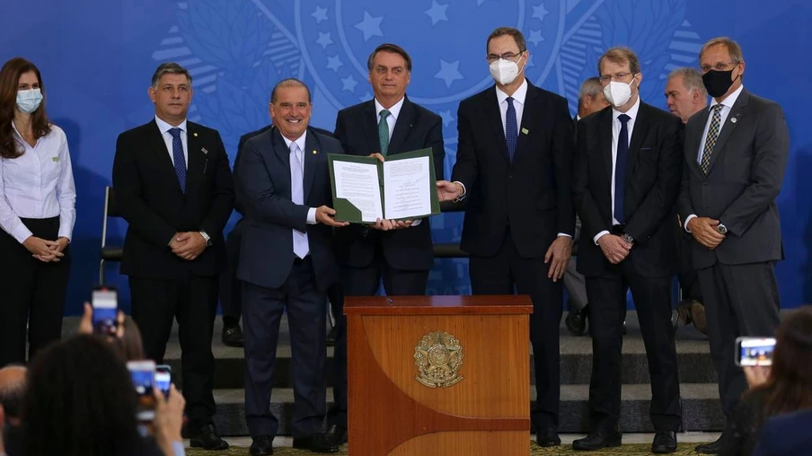 O presidente Jair Bolsonaro participa do lançamento do Programa Nacional de Prestação de Serviço Civil Voluntário, no Palácio do Planalto.