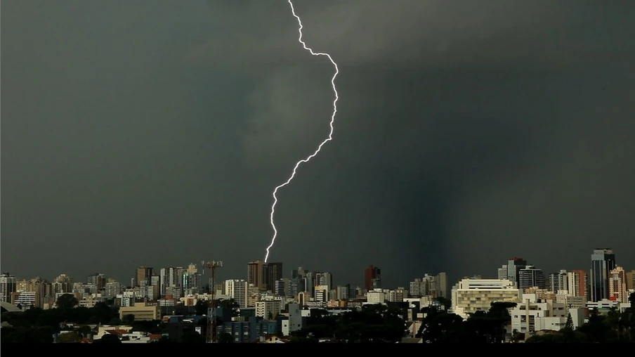 Homem morre após ser atingido por raio dentro de casa, em Castro