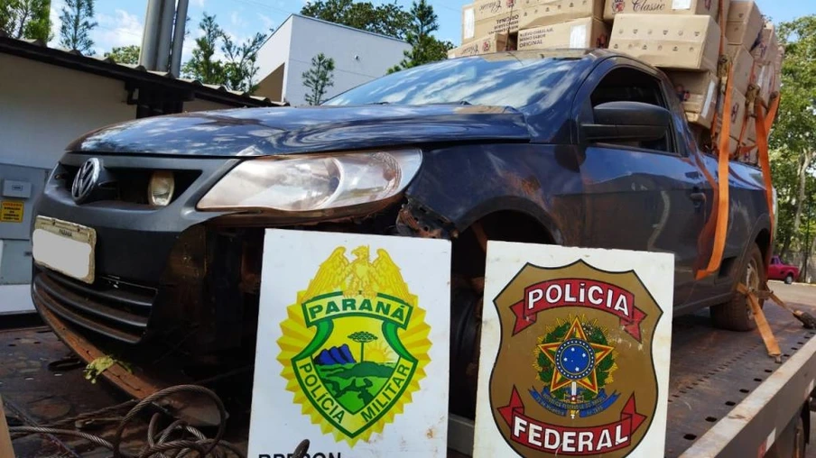 Contrabandista vê polícia e foge a pé deixando veículo carregado de cigarros