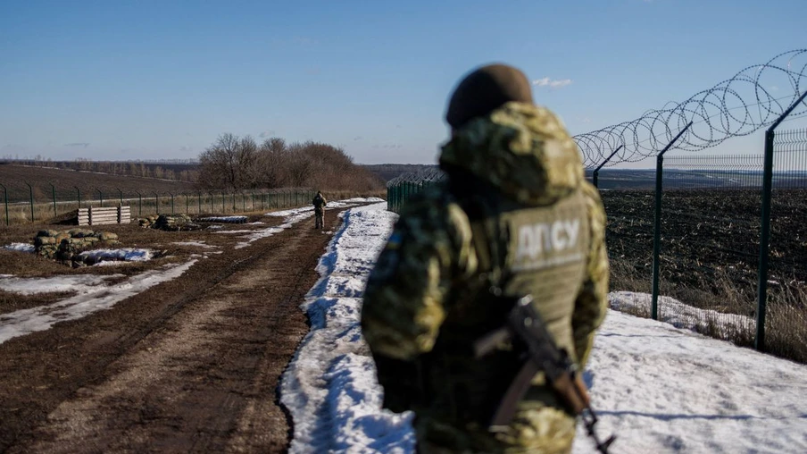 Guardas de fronteira ucranianos patrulham uma área ao longo da fronteira ucraniana-russa na região de Kharkiv, Ucrânia