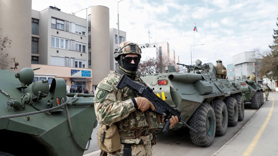 Hungarian army members stand guard as people flee from Ukraine to Hungary, after Russia launched a massive military operation against Ukraine, in Vasarosnameny, Hungary, February 25, 2022. REUTERS/Bernadett Szabo