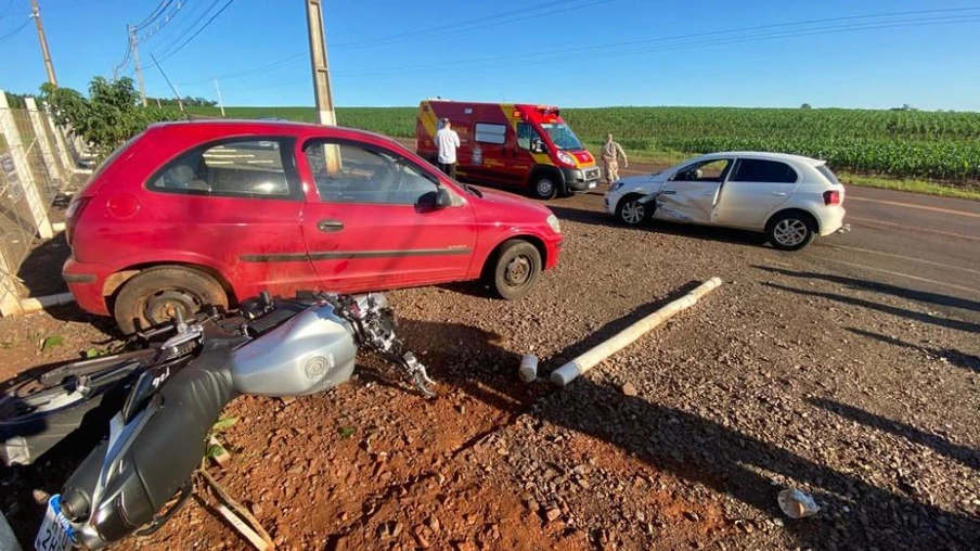 Motociclista fica ferido em acidente envolvendo três veículos na rodovia próximo a Quatro Pontes