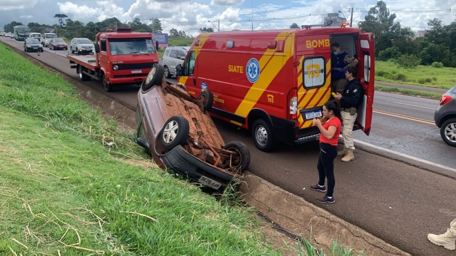 Capotamento é registrado na BR-277, em Cascavel