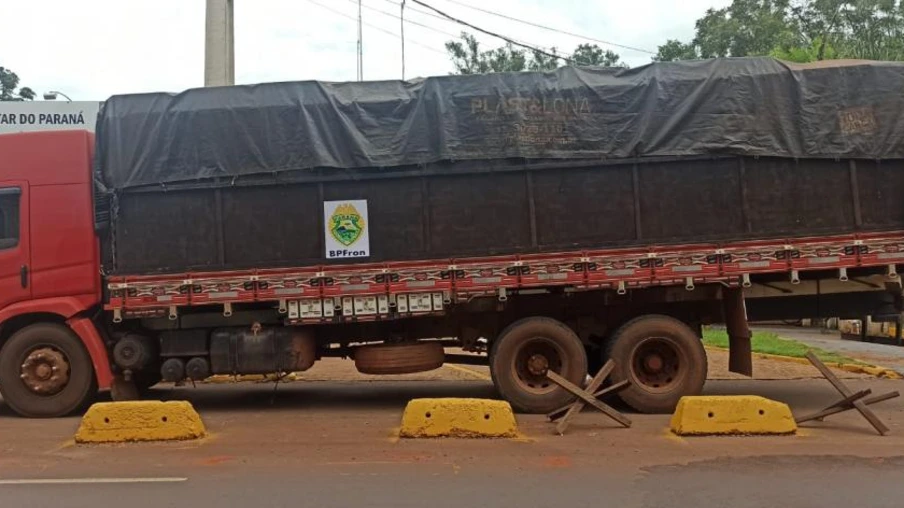 Caminhão com 700 caixas de cigarros é apreendido no interior de Palotina