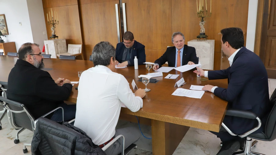 Governador Carlos Massa Ratinho Junior em reunião com o diretor-geral brasileiro da Itaipu Binacional, Almirante Anatalício Risden - Curitiba, 18/04/2022