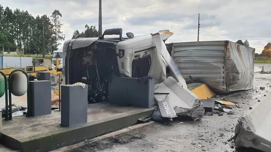 Motorista morre após bater caminhão em mureta de praça de pedágio desativada na BR-277