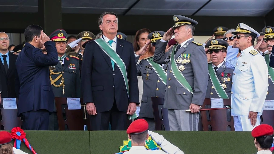 O presidente da República, Jair Bolsonaro participa da cerimônia comemorativa do Dia do Exército, no Quartel-General do Exército, no Setor Militar Urbano, em Brasília