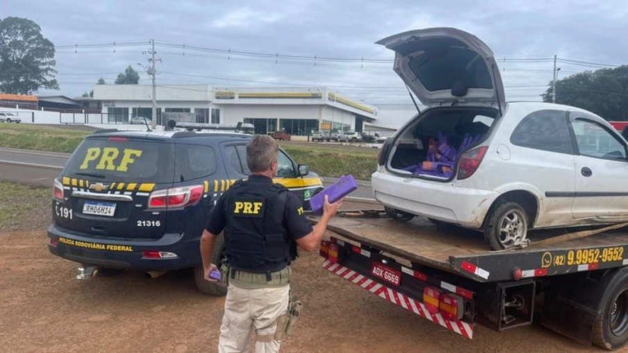 Após fuga, PRF prende homem com 350 quilos de maconha num celta