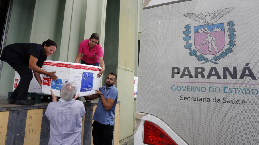 Distribuição de vacinas contra Covid 19, para as regionais de saúde do Paraná, no Cemepar, em Curitiba