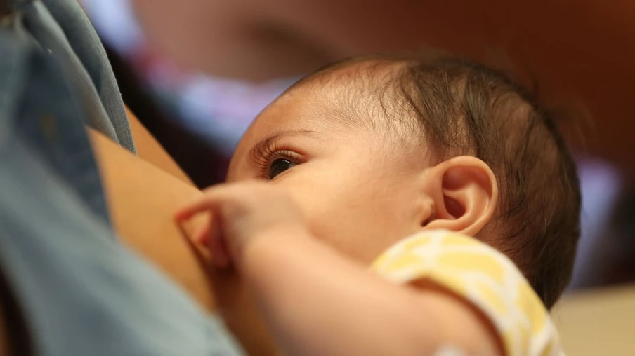 Brasília - Lorrane Paiva partcipa com seu bebê do mamaço”  em plena estação de metrô de Samambaia, como forma de superação ao que ainda resta de preconceito contra um gesto natural. O ato também servirá de abertura para a campanha Incentive a Vida.( Elza Fiuza/Agência Brasil)