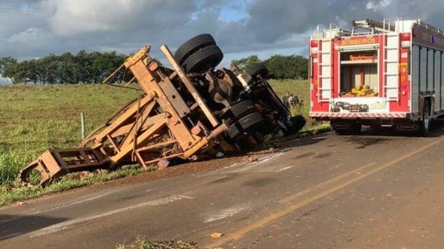 Motorista fica preso às ferragens após caminhão tombar na PR-488 próximo a Diamante do Oeste