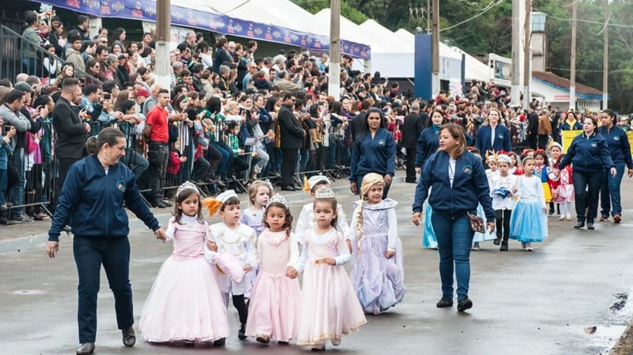 Escolas e Cmeis iniciam organização para o desfile do aniversário de Foz do Iguaçu