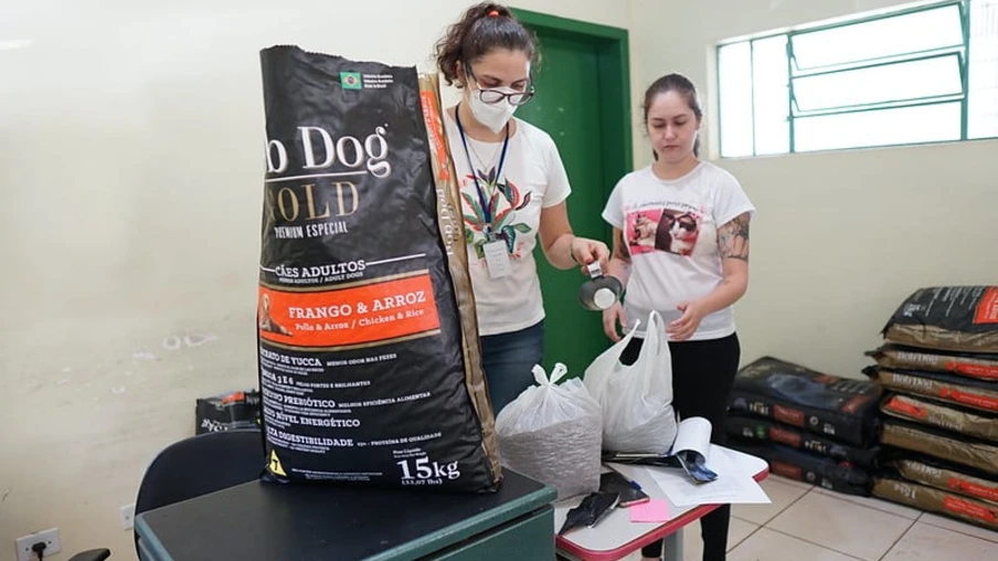 Prefeitura de Foz entrega ração para protetores e entidades credenciados