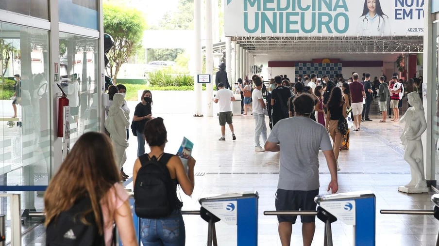 Participantes do Exame Nacional do Ensino Médio (Enem) 2021 fazem, neste domingo (28), segundo dia de avaliação, provas de matemática e de ciência da natureza.