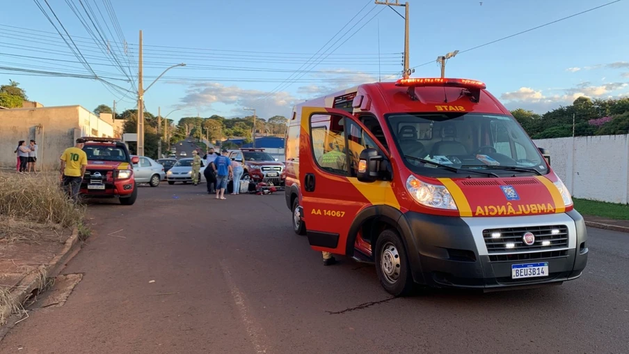 Motociclista sofre ferimentos graves em acidente de trânsito na Rua Jacarezinho