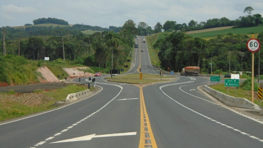 Concessionária de pedágio executa terceiras faixas, novo trevo e passarela de pedestres em rodovias federais. DER/PR fiscaliza o andamento de obras não realizadas durante o contrato -