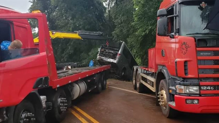 Micro-ônibus envolvido em grave acidente é retirado do local após um dia