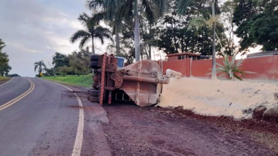 Roda trava e caminhão tomba na 'curva do cemitério' em Santa Helena