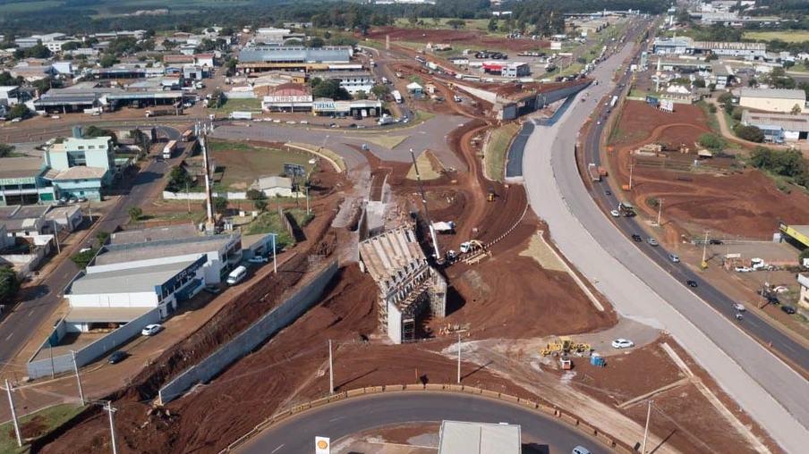 Dois novos viadutos e nove quilômetros de nova pavimentação deverão ser entregues até o final do ano, encerrando os congestionamentos e acidentes na entrada do município -