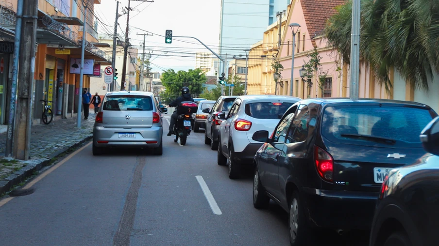 Movimentacao de transito no centro de Curitiba - IPVA - Foto: Geraldo Bubniak./AEN