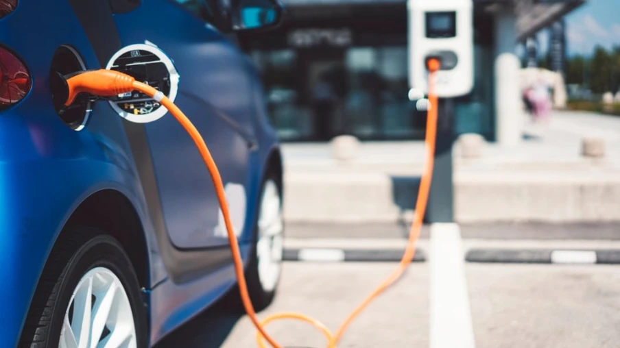 Maioria dos motoristas carregam seus carros elétricos em casa ou no trabalho