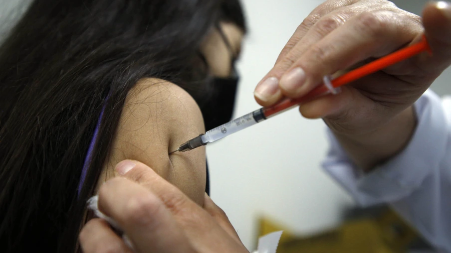 Vacinação de crianças na Unidade de Saúde de Pinhais, na região metropolitana de Curitiba, com a vacina Coronavac do Instituto Butantan