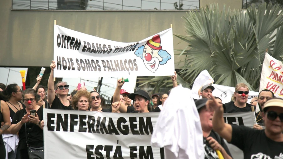 Técnicos e enfermeiros protestam  pela suspensão do piso por Barroso