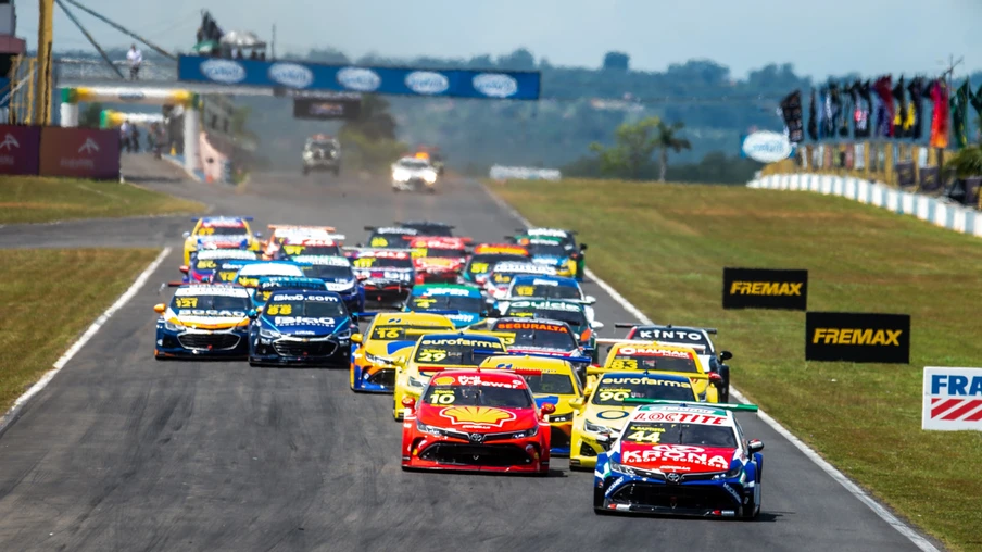 Stock Car completa 600 corridas em etapa no anel externo de Goiânia