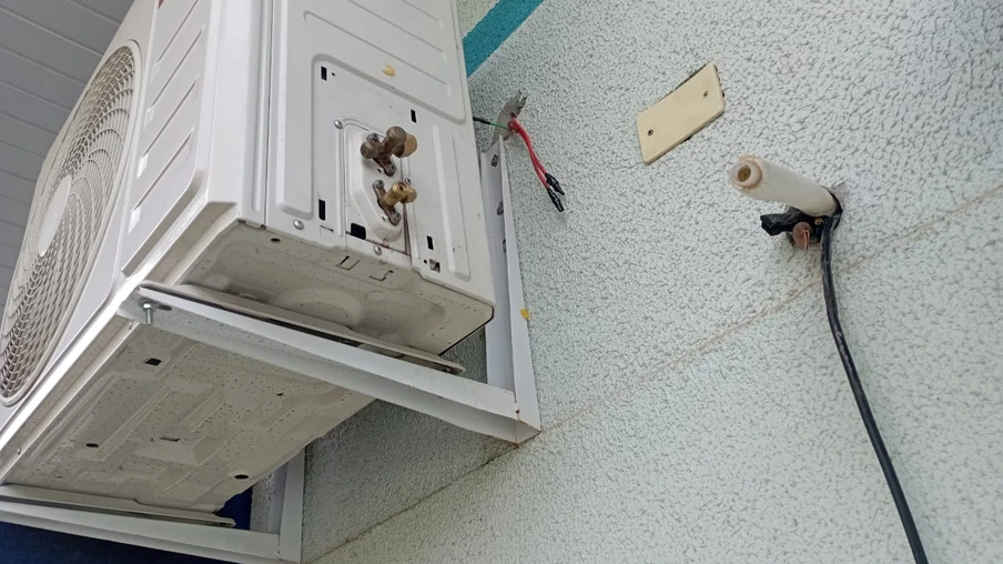 Ladrão furta cabos de ar-condicionado em Cmei no Bairro Cascavel Velho