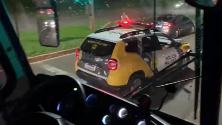 Vídeos mostram Stein deixando Londrina sob escolta da Polícia Militar após agressões