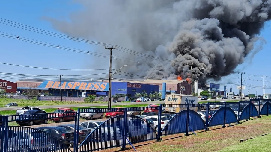 Bombeiros encerram 53h de trabalho em empresa consumida pelas chamas