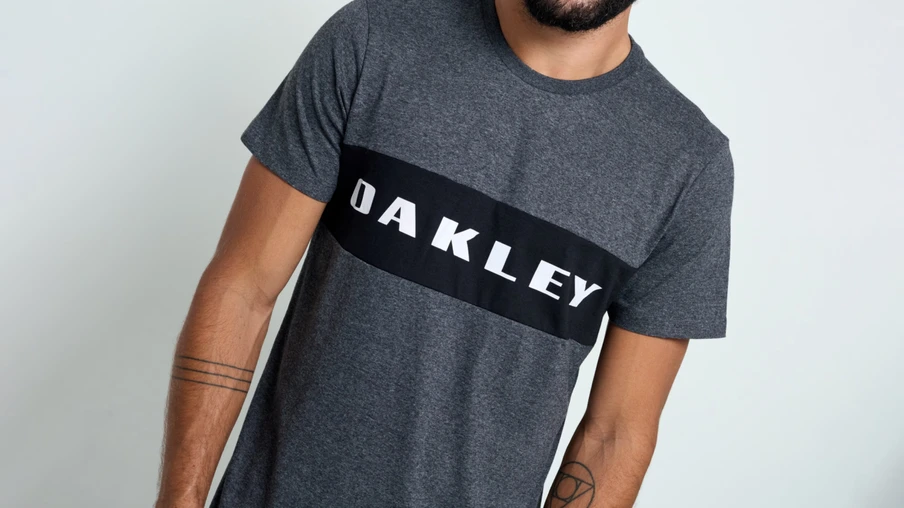 Iniciando o Ano com Estilo: A Elegância da Camisa Masculina Oakley