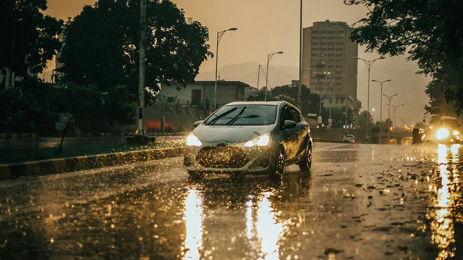 Evite surpresas ao dirigir sob chuva